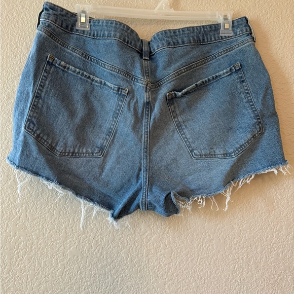 Old navy plus size distressed High rise OG straight jean shorts. Size 20 - Picture 3 of 10